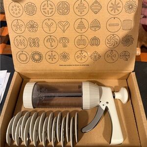 The Pampered Chef White Cookie Press with Design Discs